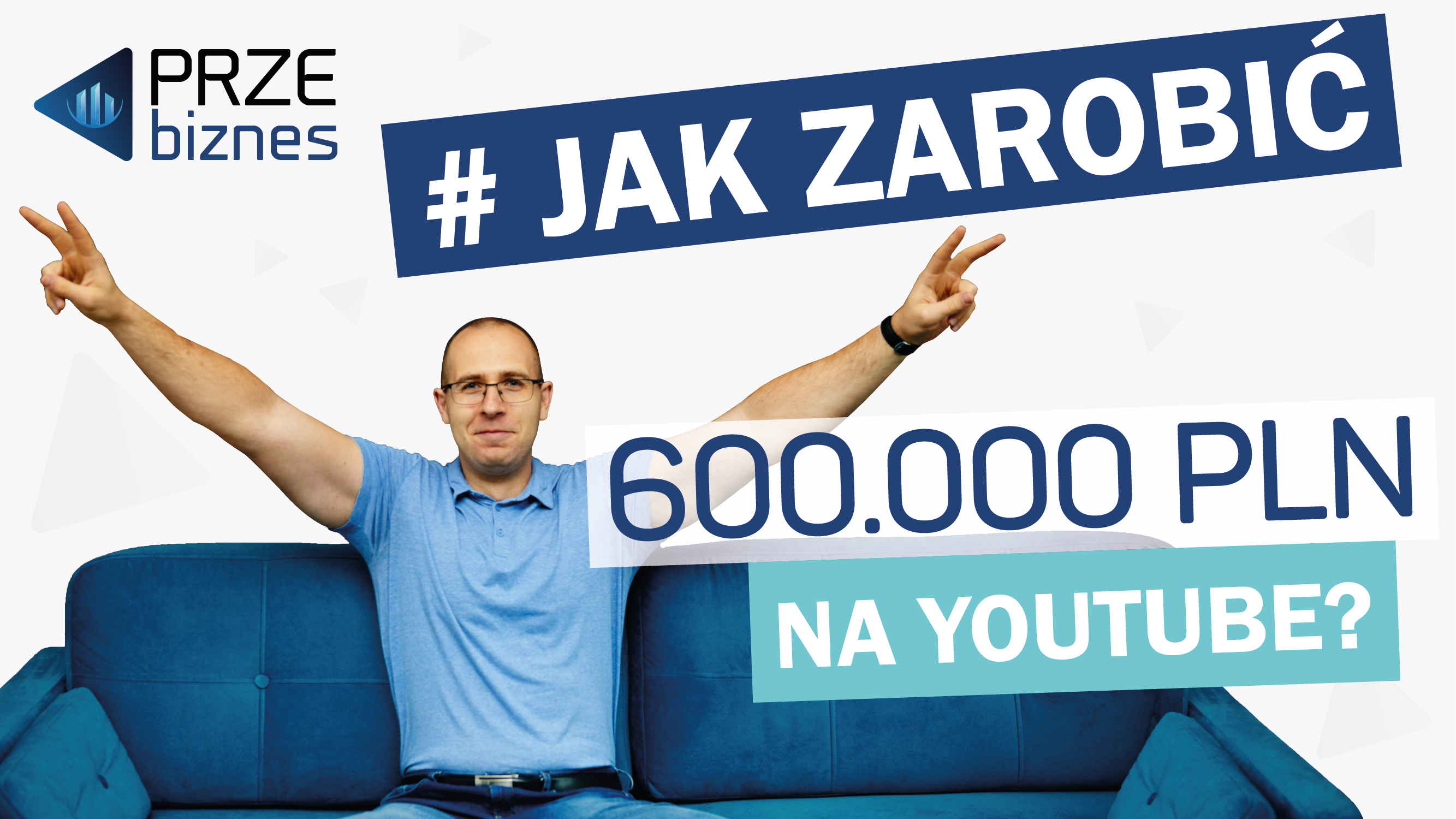 szczęśliwy-mężczyzna-w-niebieskiej-koszulce-napis-#-jak-zarobić-600.000-na-youtube